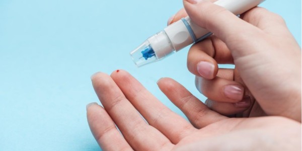 采血小秘密：為什么總扎左手無名指？| 云南仟龍Mark